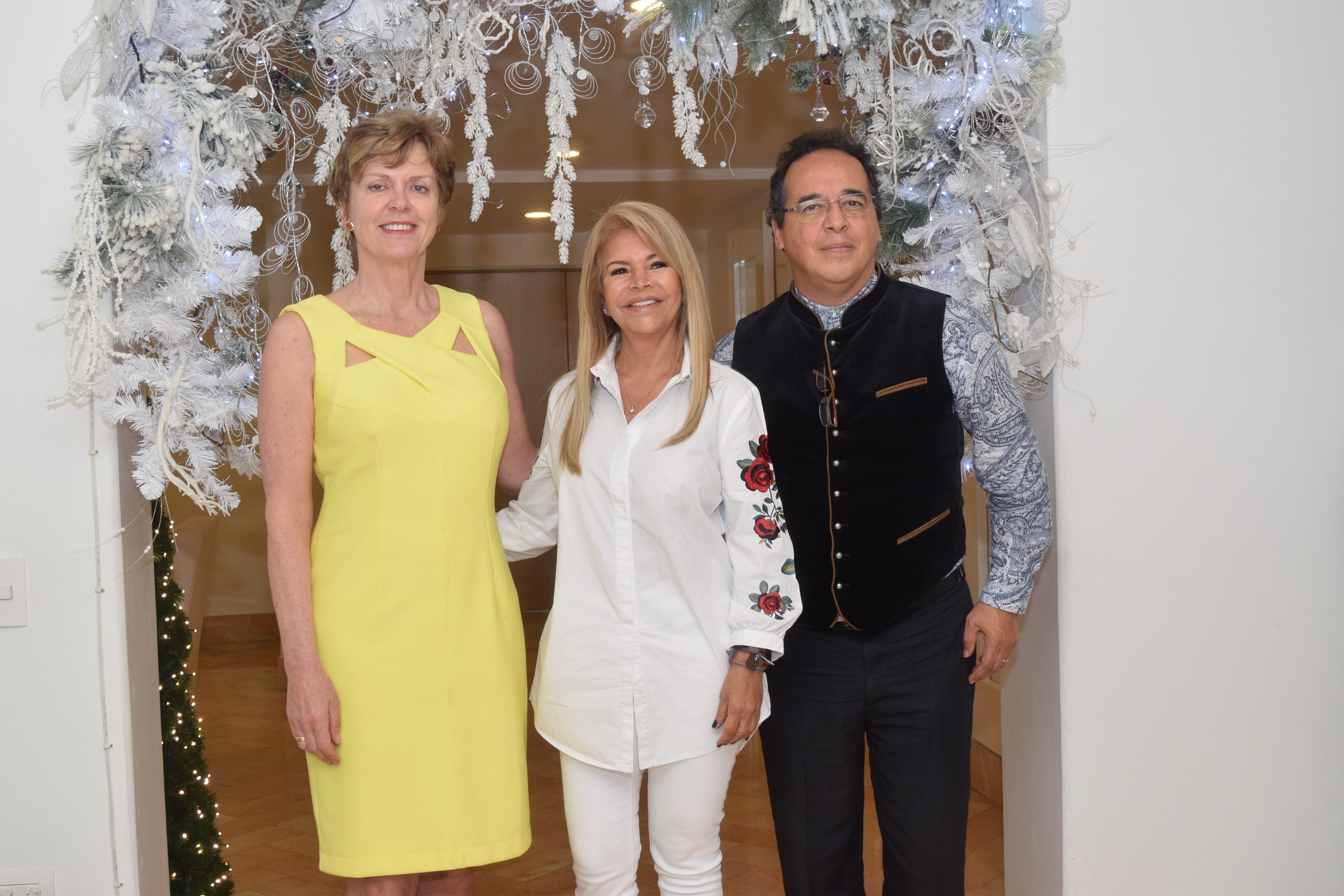 Embajadora en Colombia del Austria, Marianne Feldmann; Miryam Hurtado de González, Gestora Social del Departamento del Huila y Maestro Alejandro Orellana.